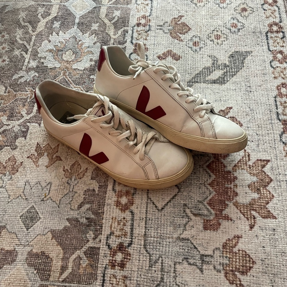 White and dark red vejas